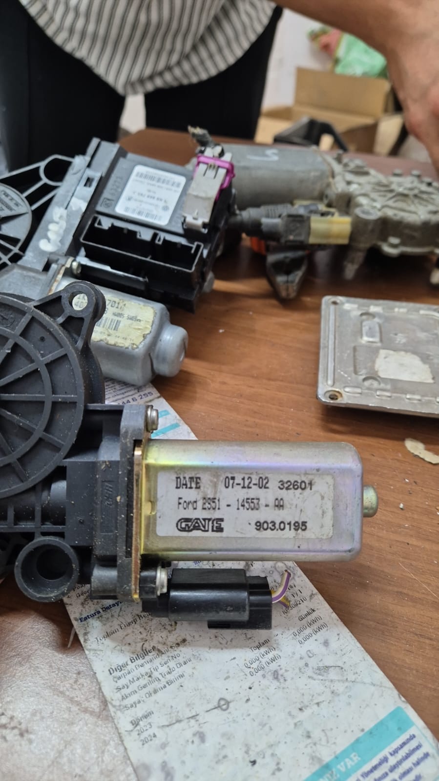 ÇIKMA FORD FİESTA SAĞ ÖN TEK KAPI CAM MOTORU